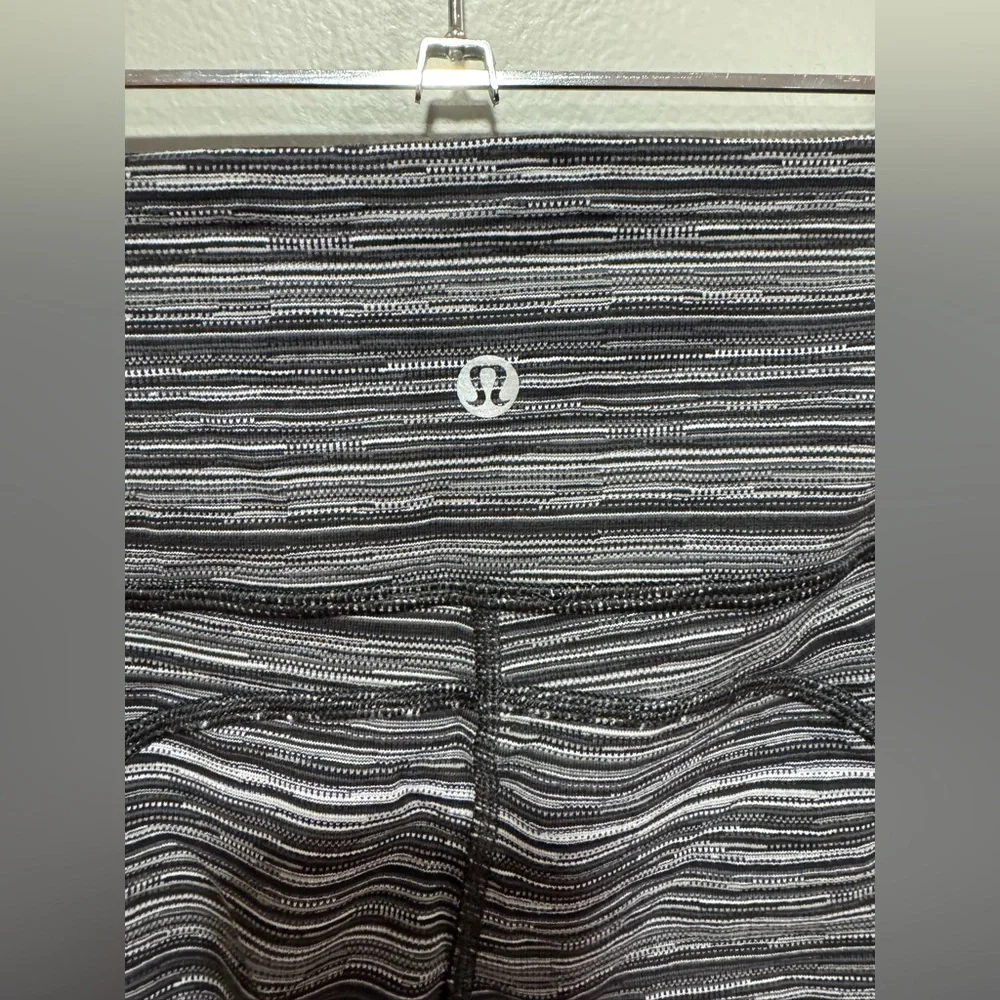 Lululemon Cropped Legging Size 6 - Picture 5 of 6